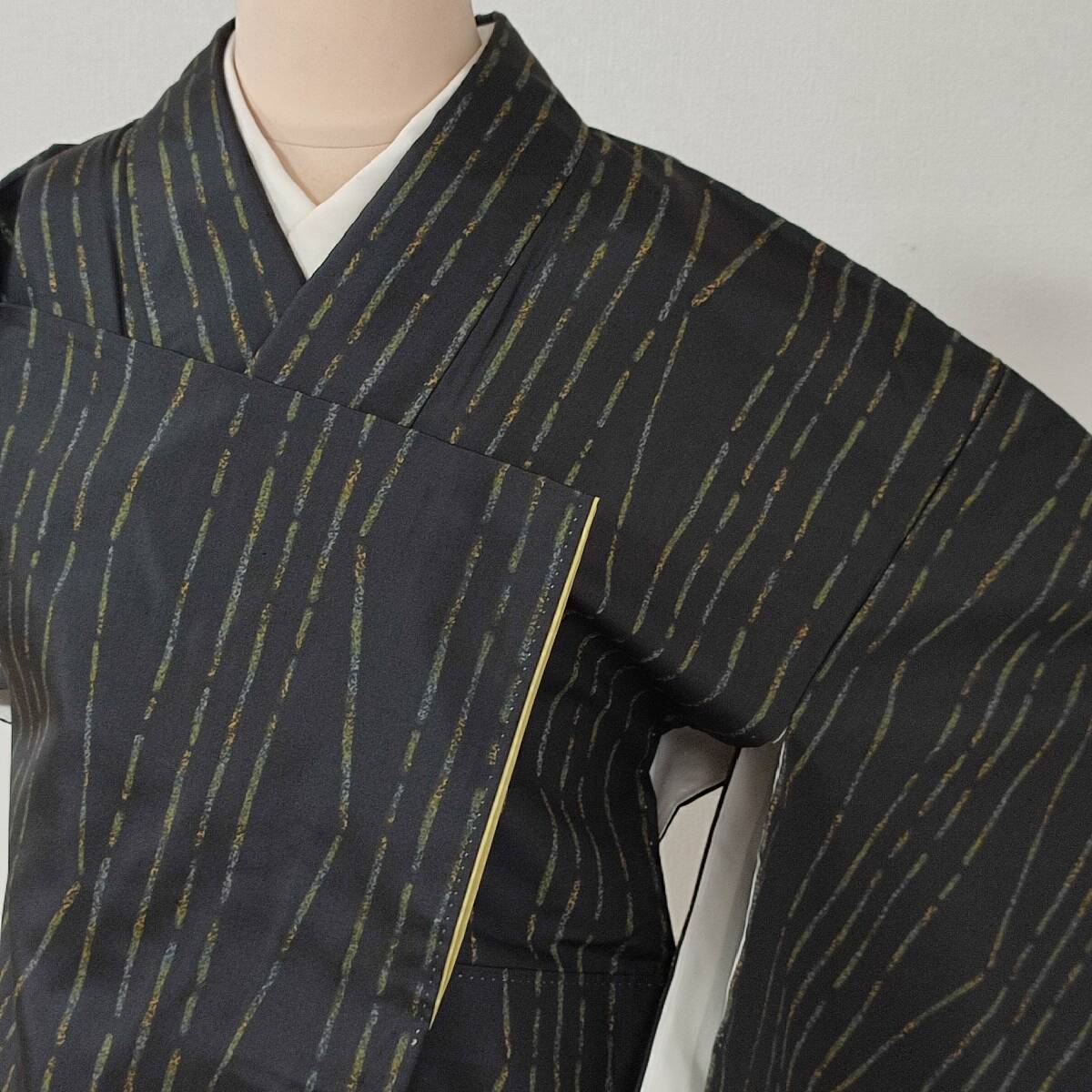 即決■着物の越田■裄65身丈157 正絹 小紋 袷 黒系 縦縞のような柄■め09E06拍卖