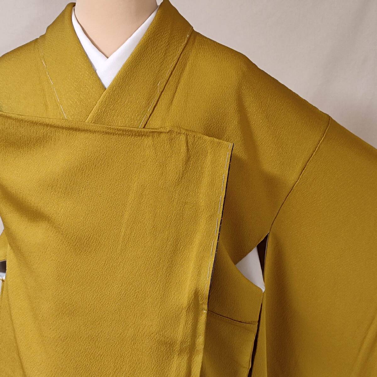 即決■着物の越田■裄69身丈165.5 正絹 色無地 袷 地紋 紋無し 裄長 からし色系 柄八掛 しつけ糸有り やまと誂製 美品■め16E02拍卖