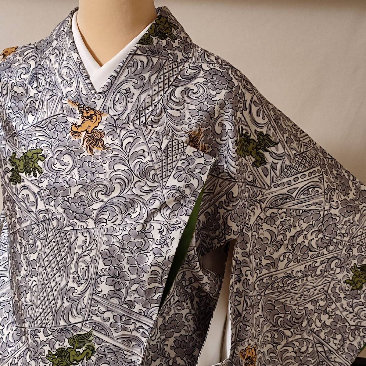 即決■着物の越田■裄63身丈155 正絹 小紋 袷 獅子 更紗風文様■め20E03拍卖