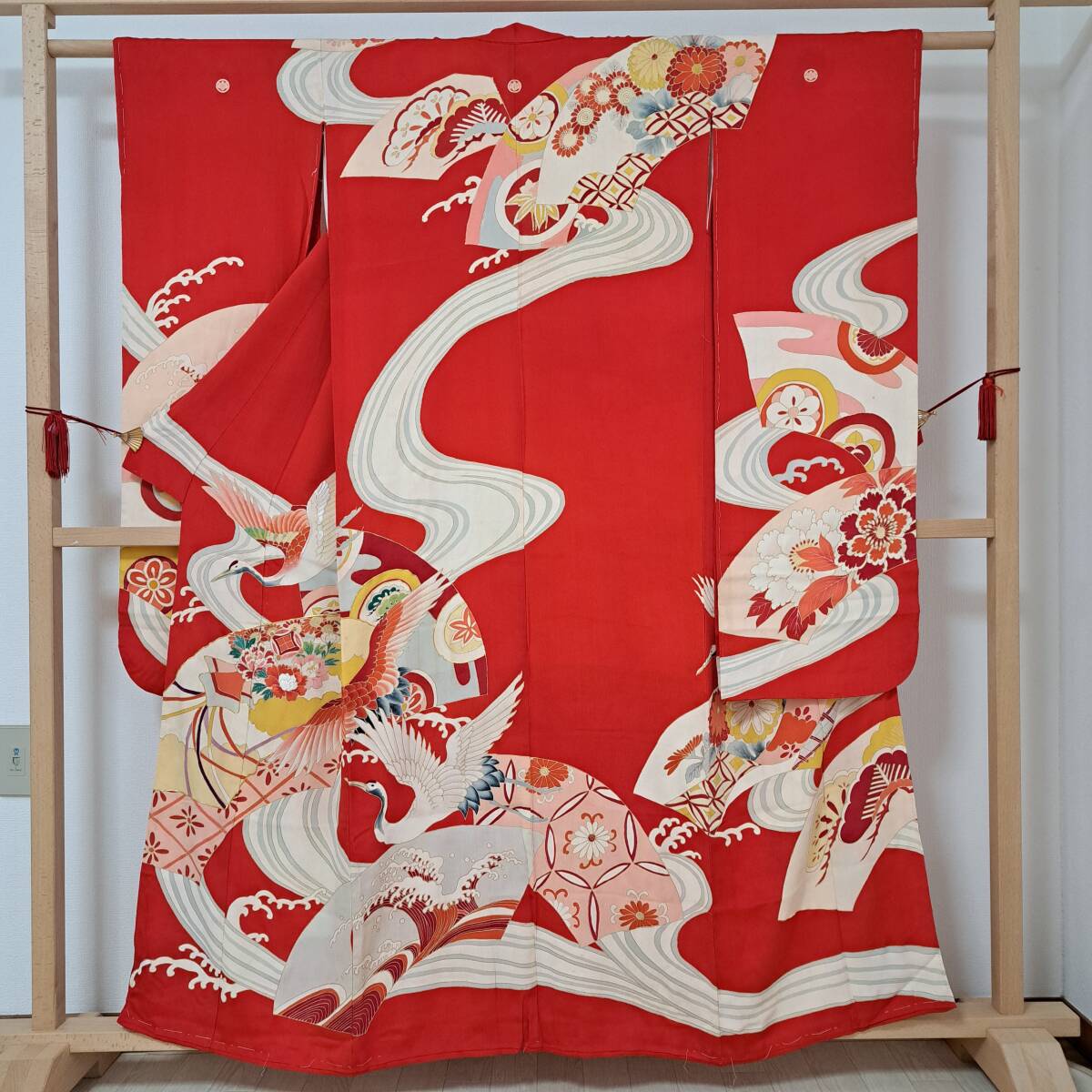 即決■着物の越田■裄65身丈160.5 正絹 アンティーク着物 振袖 古典柄 五つ紋 刺 鶴 扇 鮮やかな赤 双◇め23R02拍卖