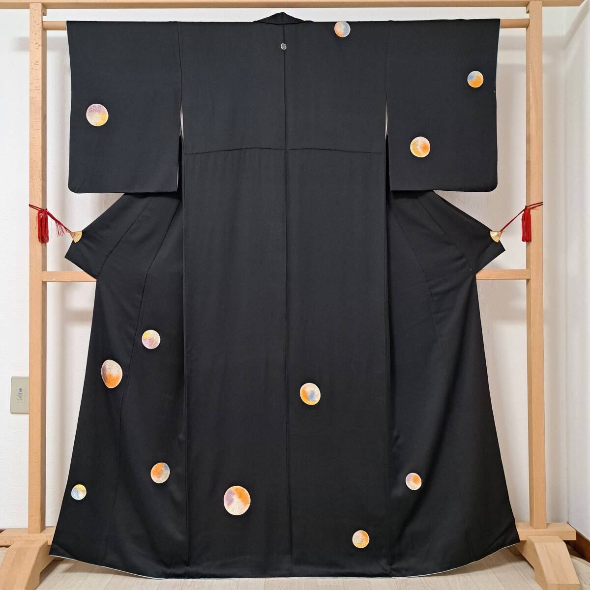 即決■着物の越田■裄65.5身丈167 正絹 付下げ 一つ紋 刺繍 金糸 銀糸 黒地 円 月 おしゃれ着 双◇め23R03拍卖