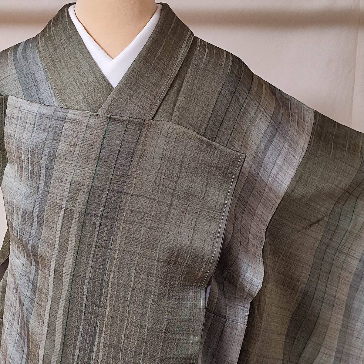 即決■着物の越田■裄67身丈164 正絹 小紋 袷 縦縞 くすみグリーン系 しつけ糸付き 美品 吾◇め28E01拍卖