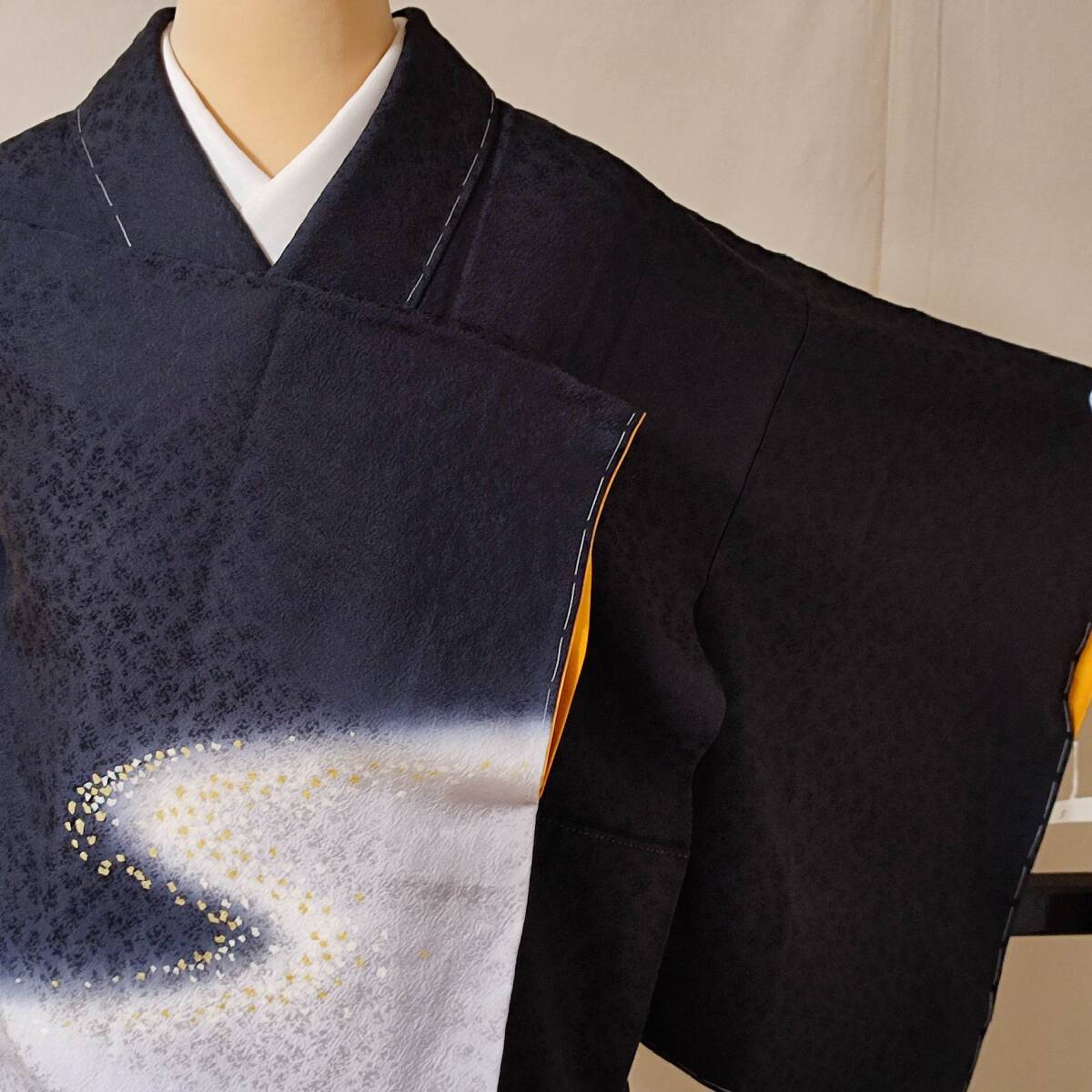 即決■着物の越田■裄65身丈155.5 正絹 付下げ 袷 地紋 紋無し しつけ糸付き 刺繍有り モノトーン系 黒系 双◇め28E10拍卖