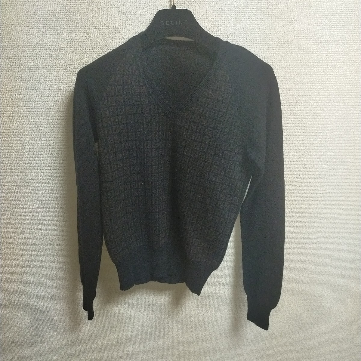 美品 FENDIフェンディ ニット Vネック ブラック 正規品拍卖