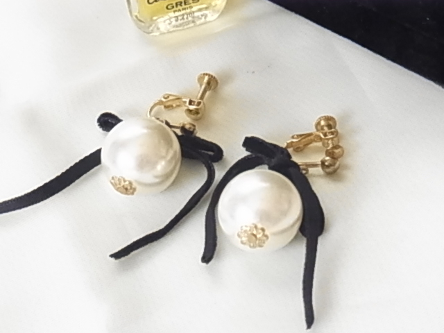 プラスチックパールに黒のベロア調のリボン装飾のデザイン リモートでも可愛く目立つ 姫系 イヤリング▲拍卖