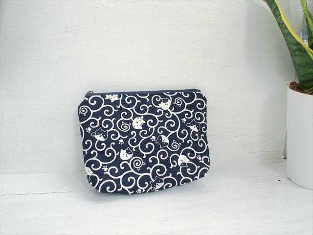未使用:紺地唐草猫・和柄・中綿入りファスナーポーチ☆綿生地化粧小物入れ和モダン拍卖