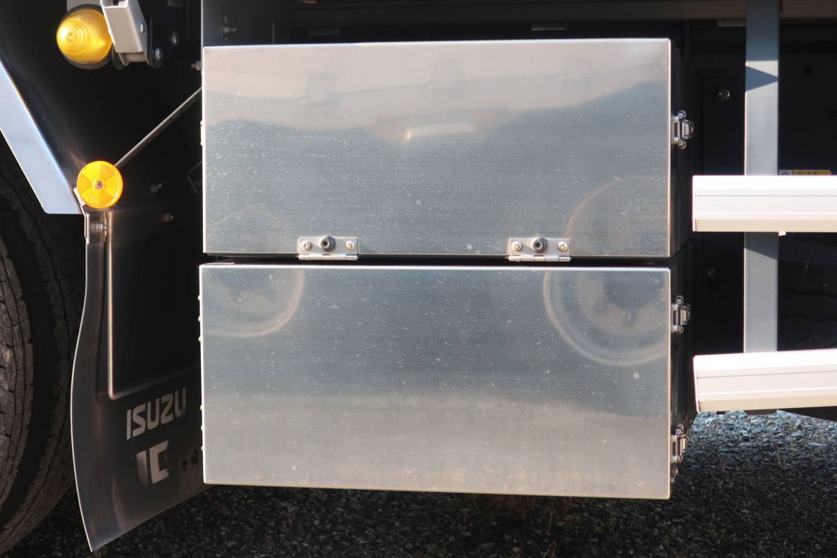 CYJ77C ISUZU GIGA いすゞ ギガ 大型 4軸低床 社外品?汎用?リンギ入れBOX上部 物入れ 箱 特注?ステンレスカバー付き 71×60×27 / NO2拍卖