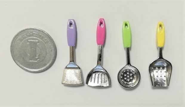 ミニチュア★キッチンツール★カトラリー★調理用具★フライ返しやレードルなど4点セット★4色カラー★リカちゃんやドールハウスに★拍卖