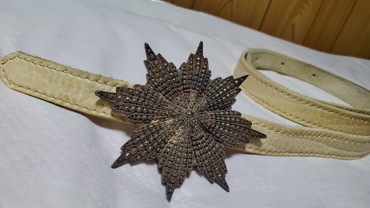 正規良 限定 Ugo Cacciatoriウーゴカッチャトーリ ラスター サンバーストバックルベルト 白系 ゴシックアートフラワー 金具取り外し可能〇拍卖