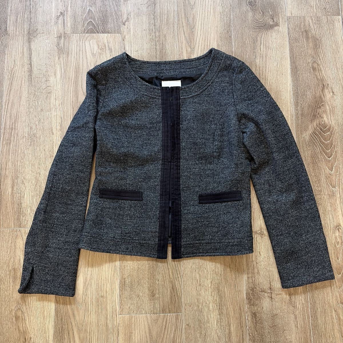 美品 Alana Loussier ウール 100% 総 裏地 ツイード ノーカラー トップス ジャケット 長袖 上品 黒 ショート S M ノーカラージャケット拍卖