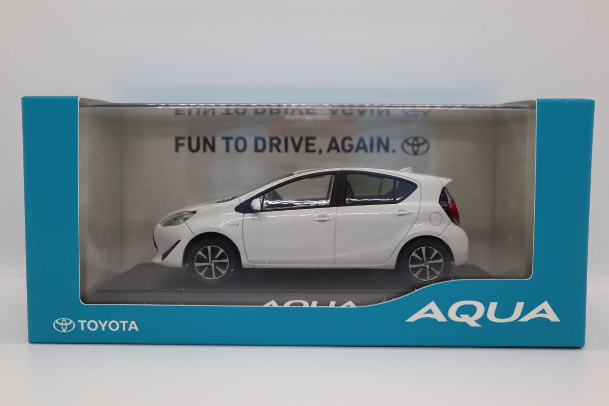 J0894(1) Y 1/30 トヨタ アクア AQUA ミニカー 非売品 カラーサンプル 色見本 (2)082 ライムホワイトパールクリスタルシャイン 未使用拍卖