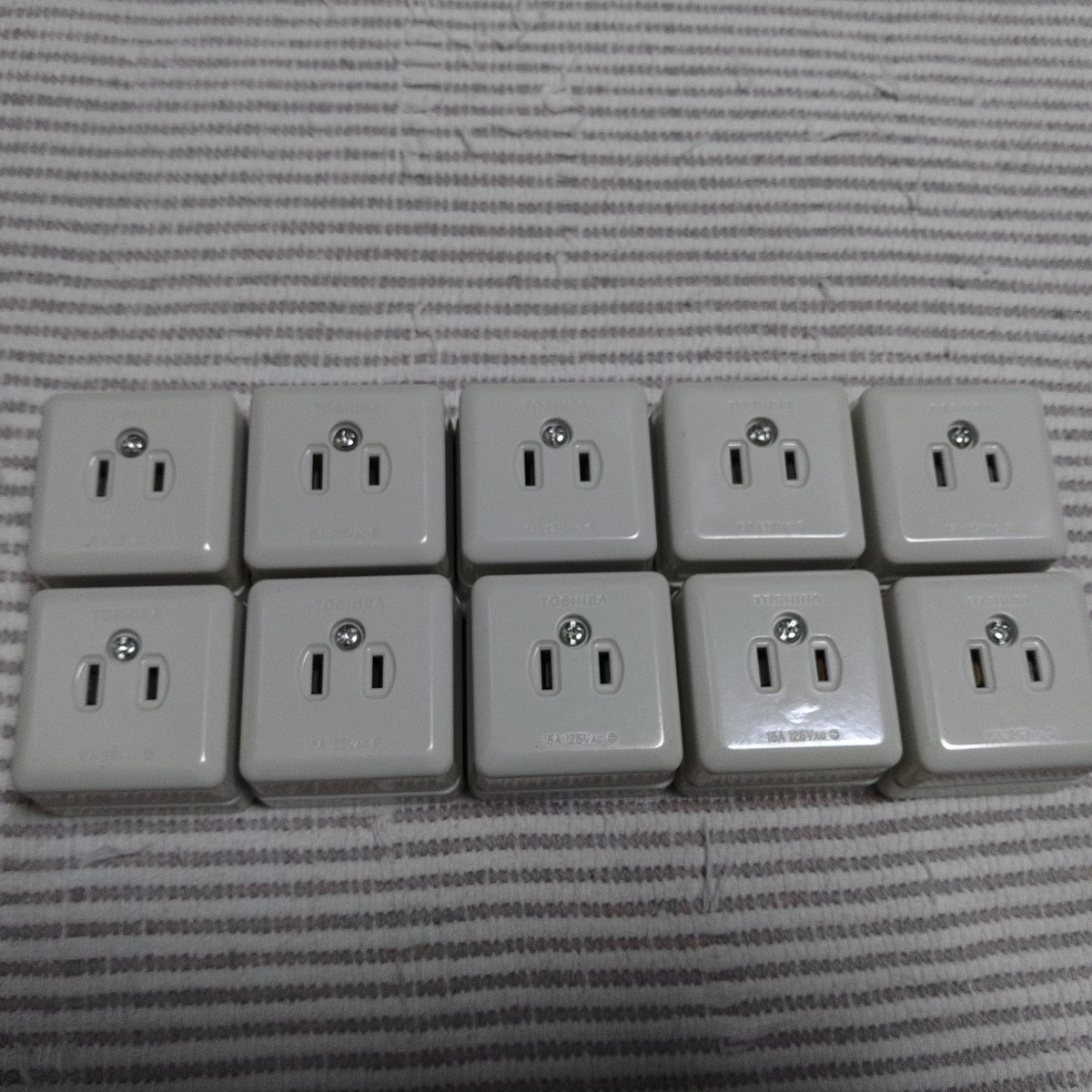 東芝 DC1121w 露出シングルコンセント 新古 10個 ゆうパック60サイズ拍卖