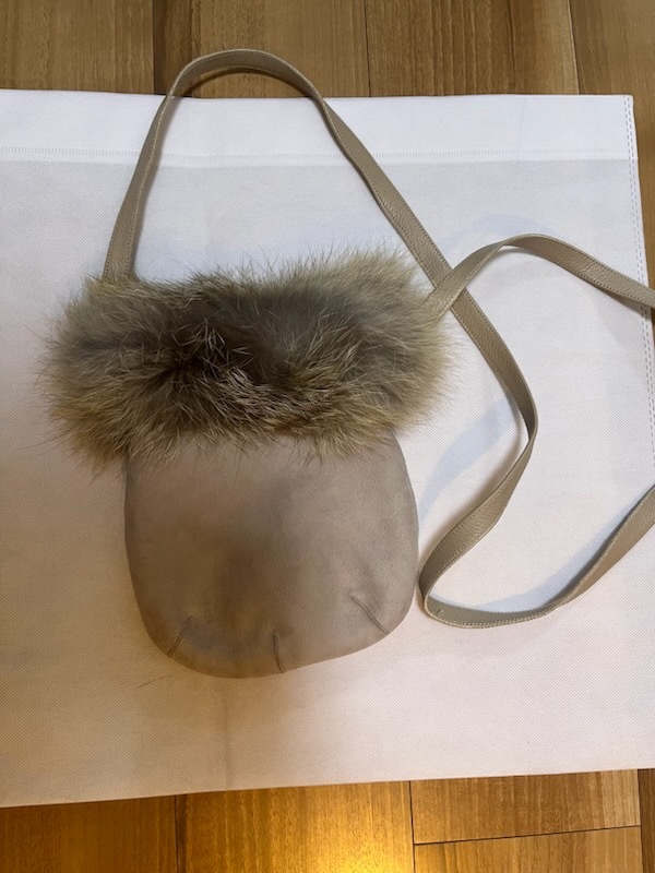 ムートンファー☆斜め掛けバッグ☆ポシェット☆スマホ・財布入れ☆グレージュ☆リバーシブル☆本革 本毛皮☆拍卖