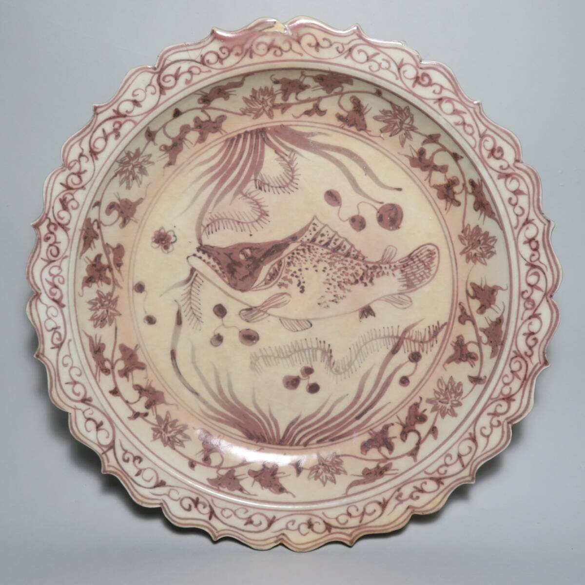 「都内コレクター所蔵品」ベトナム(越南)時代古陶 安南赤絵魚藻文皿 輪花皿 渡来品 東南アジア古陶器/明時代 中国古美術 lot:103036拍卖