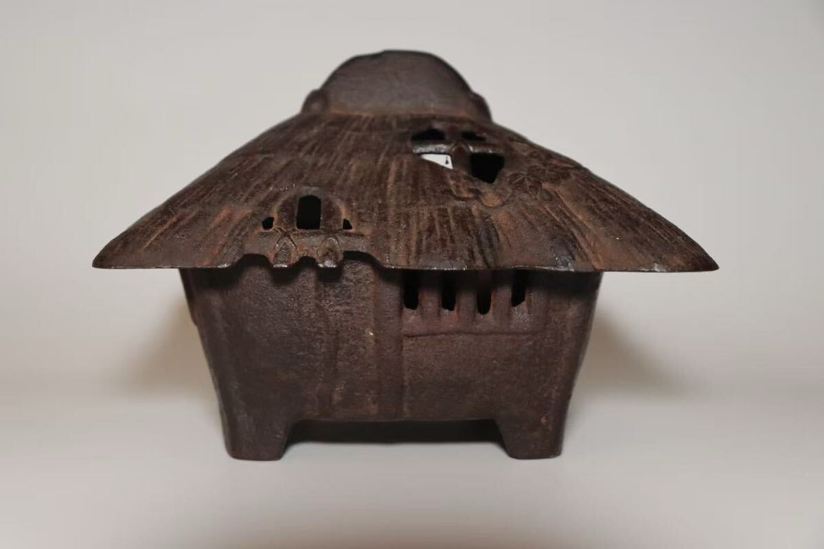 香炉 茅葺屋根 在銘 置物 伝統工芸 鉄 鉄瓶 高11cm 径15cm 葛屋形 本間琢斎 インテリア 南部鉄器拍卖
