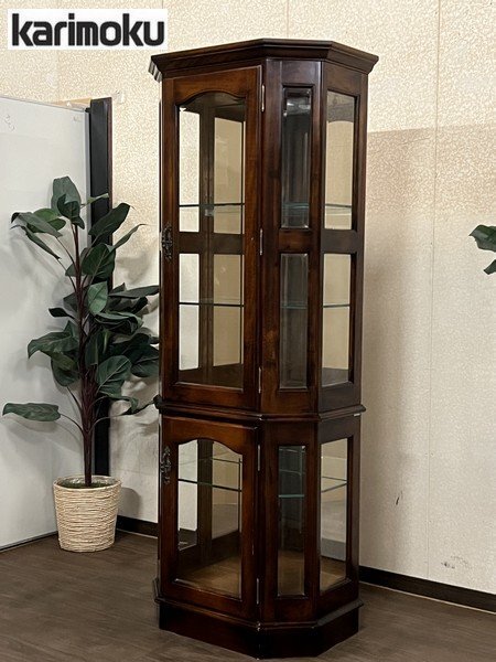§綺麗【karimoku/カリモク 高級家具 コロニアル コーナーボード 照明付き キュリオケース キャビネット ガラス棚 飾り棚】Q11256拍卖