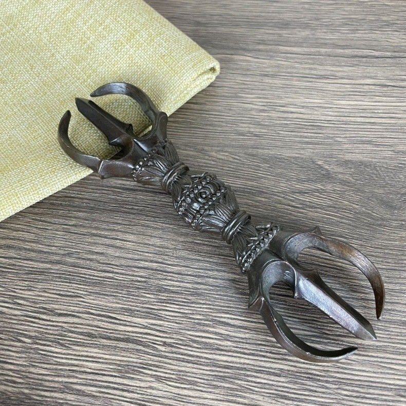 特売!真言宗「密教法具 寺院用仏具」鬼面型 三鈷杵 合金です製磨き仕上げ 15cm拍卖