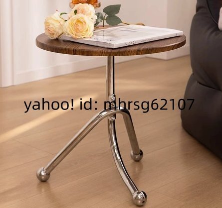 北欧のベッドルーム鉄のナイトテーブル狭いシンプルな現代家庭用の軽くて贅沢なベッドサイド棚ベッドサイドの小さなサイドボード拍卖