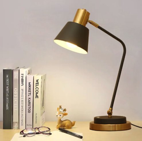 シンプルなスタンド北欧insクリエイティブホテルオフィス読書LEDまなざし保護寝室ベッドサイド調光拍卖