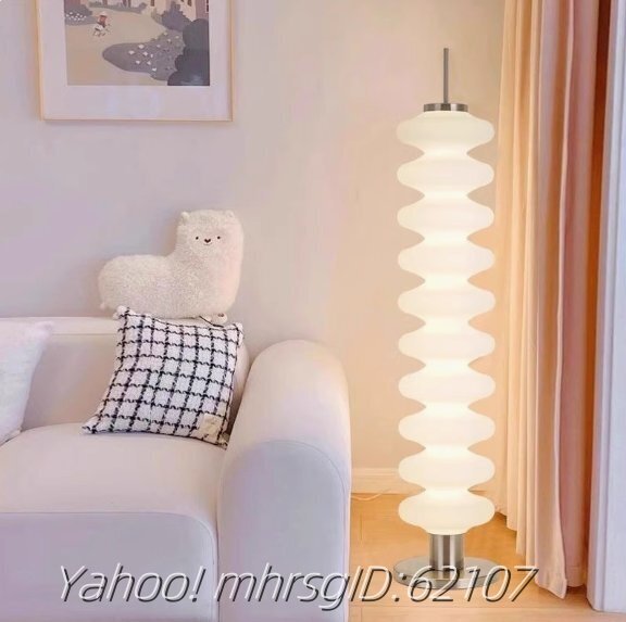 人気の飴棒型フロアランプ、リビングルームのラグジュアリーソファ横、寝室のシンプルモダンな民宿デザインの装飾灯三色変光拍卖