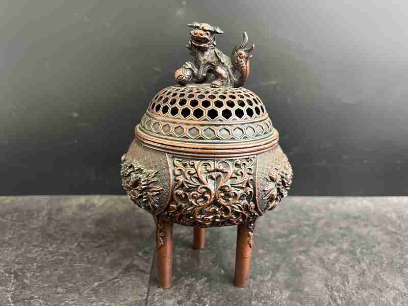 CT12724 佐野宏采造 三つ足香炉 香炉 牡丹唐草文 獅子蓋 銅製 伝統工芸 金属工芸 拍卖