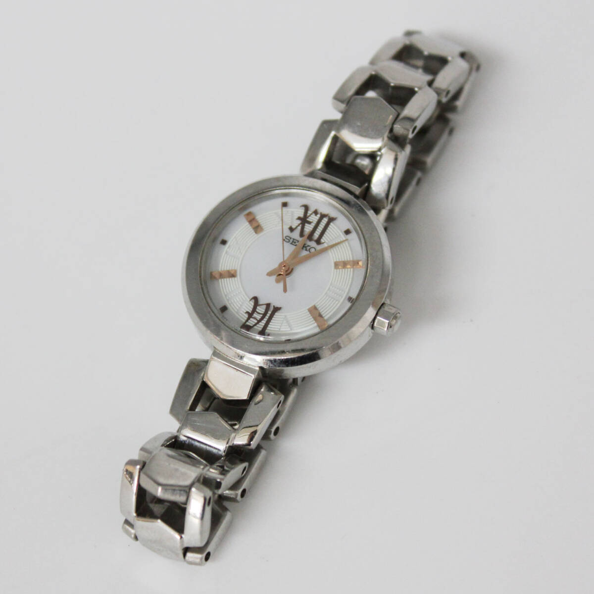 W251128-30 SEIKO セイコー V117-0AC0 レディース腕時計 ソーラー 稼働品 文字盤ホワイト ラウンド シルバー ピンクゴールド 拍卖