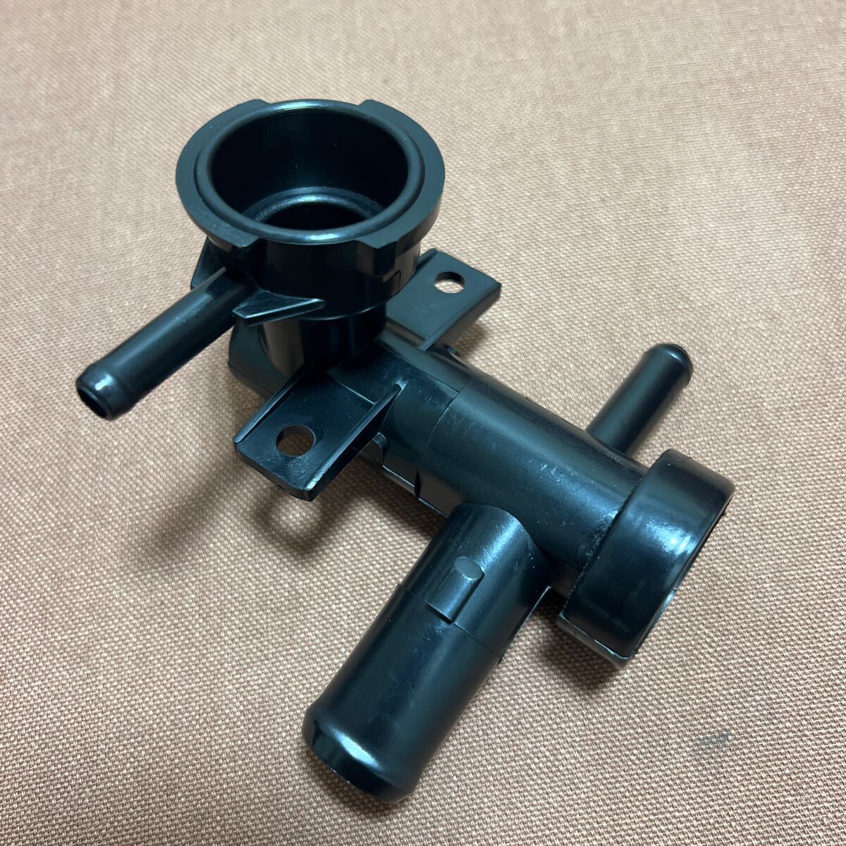 ミニキャブ クリッパー 新品ラジエターキャップホルダー ラジエターパイプU61T  U61V  U71V U71T MR497153拍卖