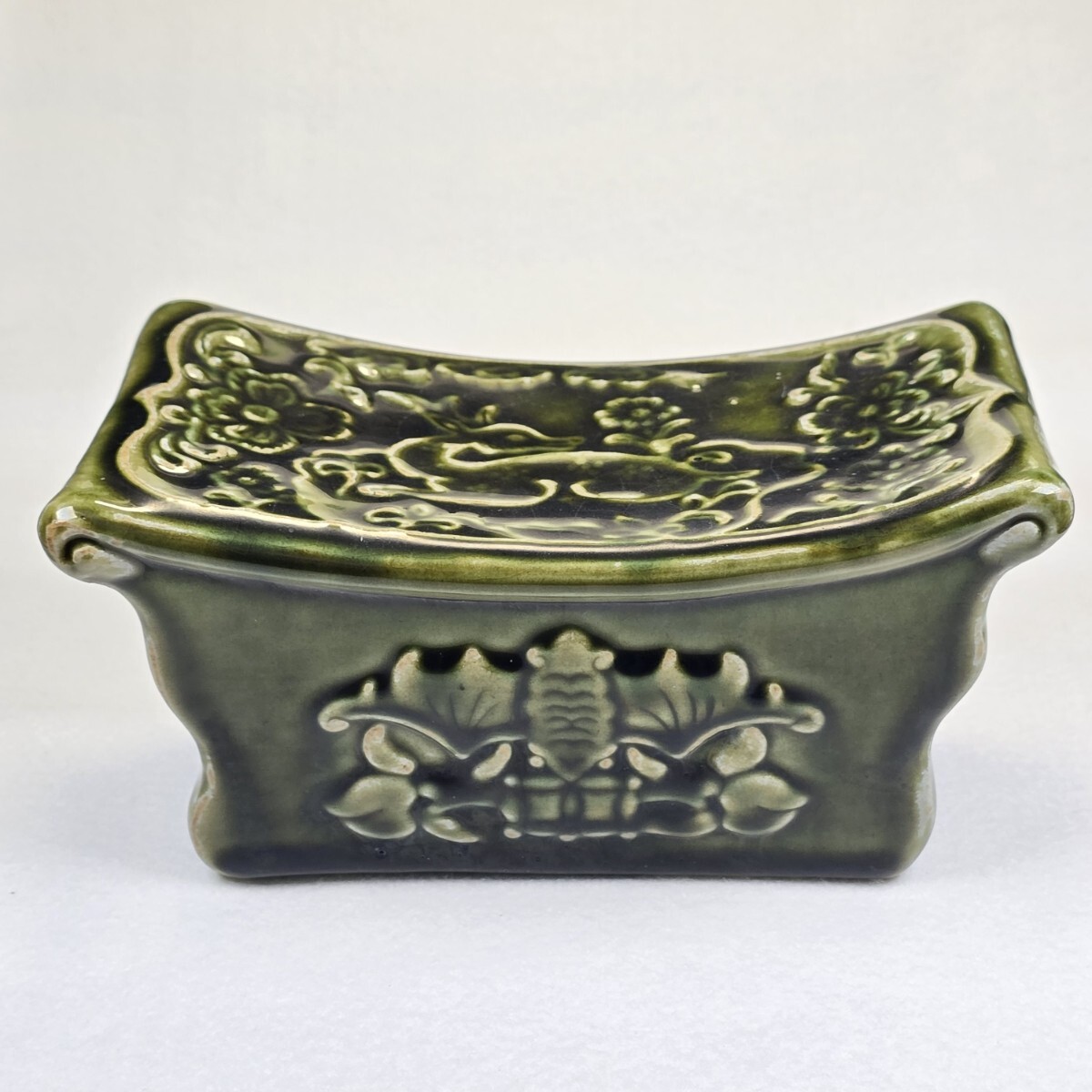 收集品 中国古磁 越窯青磁 陽刻 福鹿花卉紋 磁枕 脈枕 古置物 美品拍卖