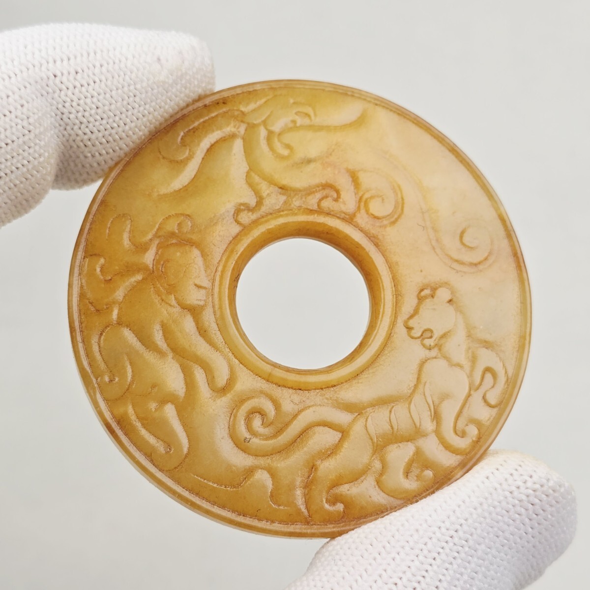 中国骨董 本物高古和田玉 両面陽刻 龍虎人物紋 玉璧 根付 玉佩 美品拍卖