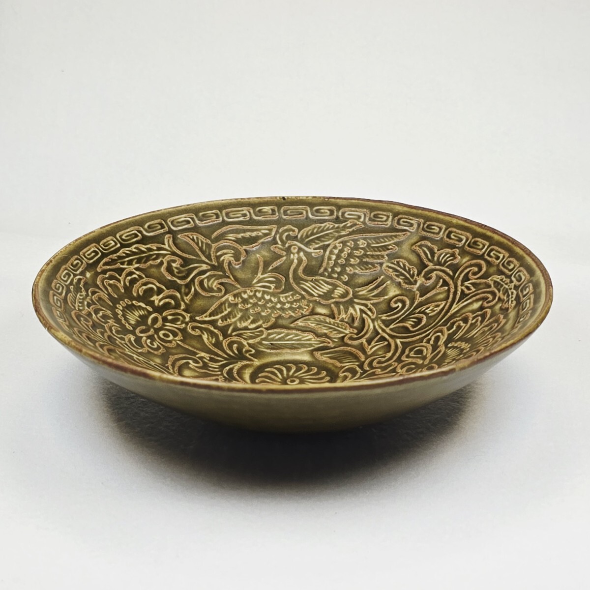 舶来品 中国古磁 越窯青磁 陽刻 絡枝花卉 鳳凰紋 茶碗 茶道具拍卖