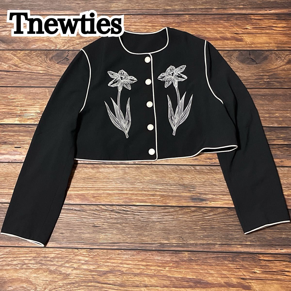 新品 未使用 Tnewties トゥエンティーズ ジャケット ブルゾン レディース アウター ショート丈 花柄 刺繍入 パイピング レトロ ブラック S拍卖