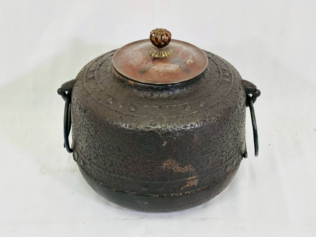 茶道具 鉄釜 重量1kg 霰模様 銅蓋 骨董品 置物 飾物 重厚 厚手 日本伝統工芸品 民藝 民芸 和道具 時代物 アンティーク ヴィンテージ拍卖