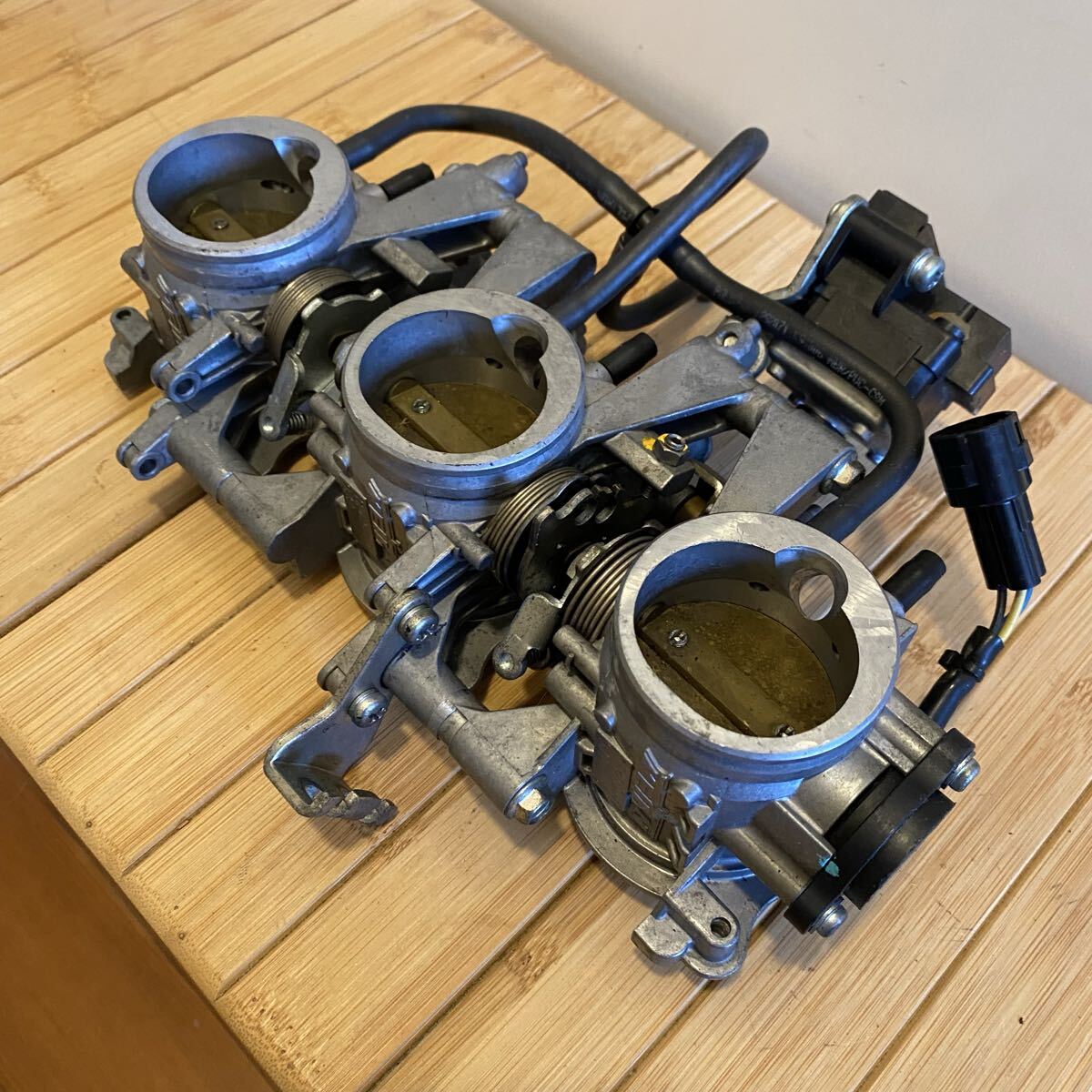 トライアンフ デイトナ 675 スロットル ボディ triumph Daytona SHP-35D2001 1999 - 2006 アイドリング バルブ つき 実動拍卖