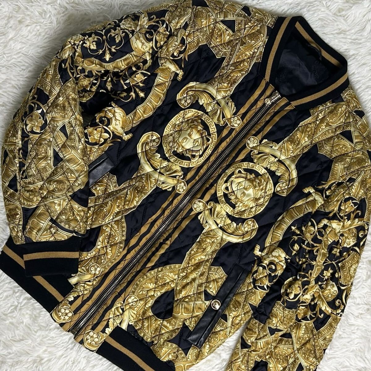 極美品 VERSACE ヴェルサーチ メデューサ 総柄 キルティング ジャケット 44 M シルク ゴールド ブラック 黒 ファスナー アウター メンズ拍卖