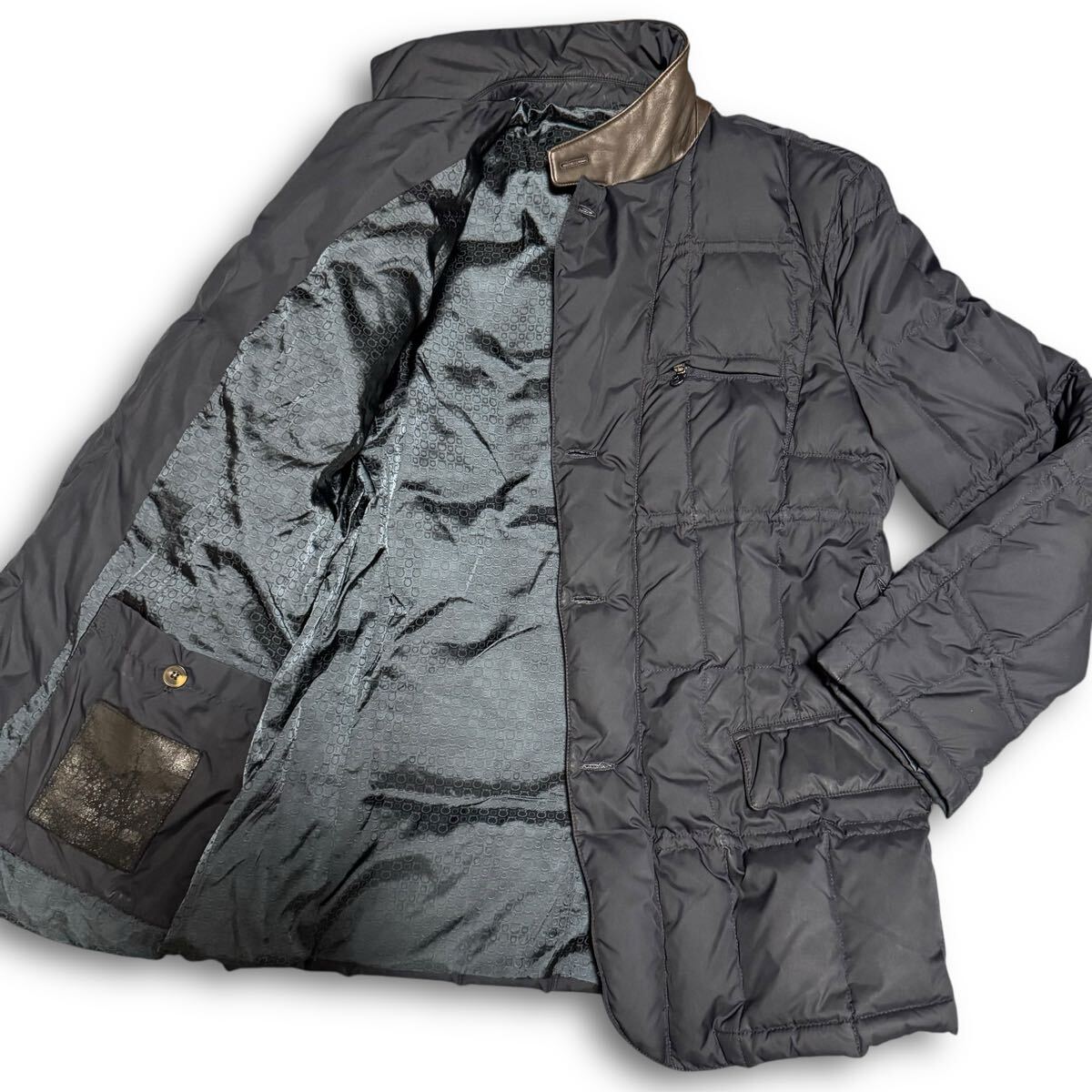 【保温性◎!!職人の技巧!!】サルヴァトーレフェラガモ Ferragamo ダウンジャケット ブルゾン型 部分レザー使い メンズM相当 ネイビー拍卖