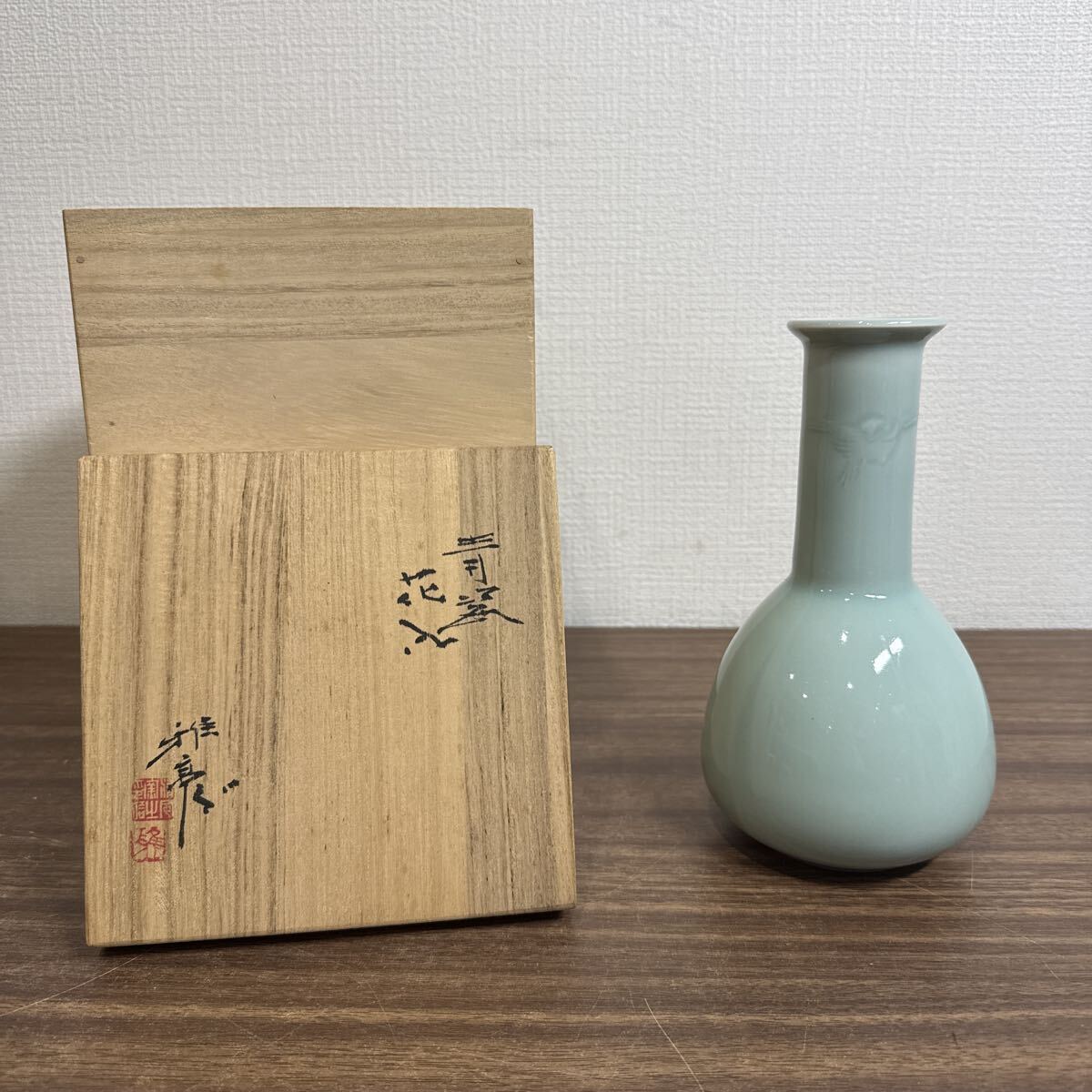 OYN272 青磁 花入 花器 陶器 骨董 茶道具 木箱付き コレクション 工芸品 木箱付き 直径約10cm 高さ約18.5cm拍卖