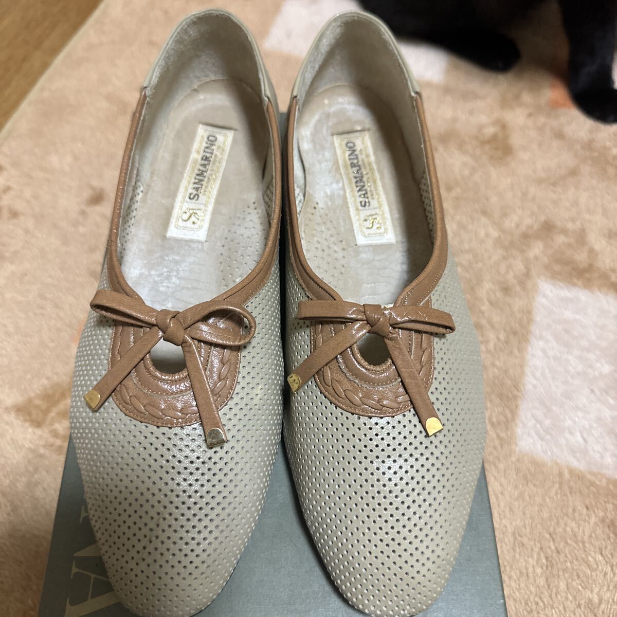 サンマリノのパンチングレザーフラットシューズ レディース size 24cm拍卖