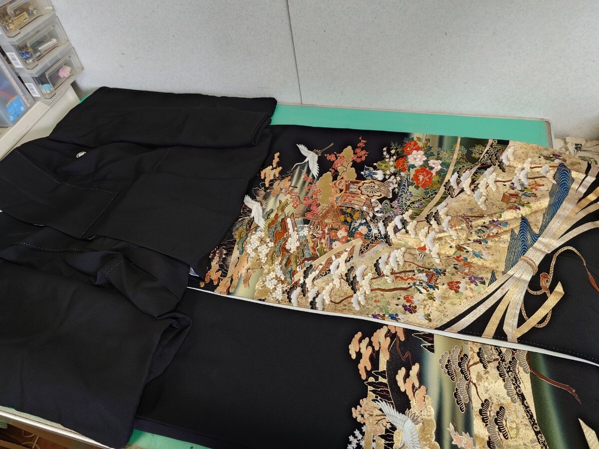 ●186 落款【壽】作家物 黒留袖 五つ紋 高級 正絹 着物 豪華 金彩 金駒刺繍 平安蒔絵 大名行列 姫 御所 車 鶴 豪華絢爛 礼服 フォーマル ③拍卖