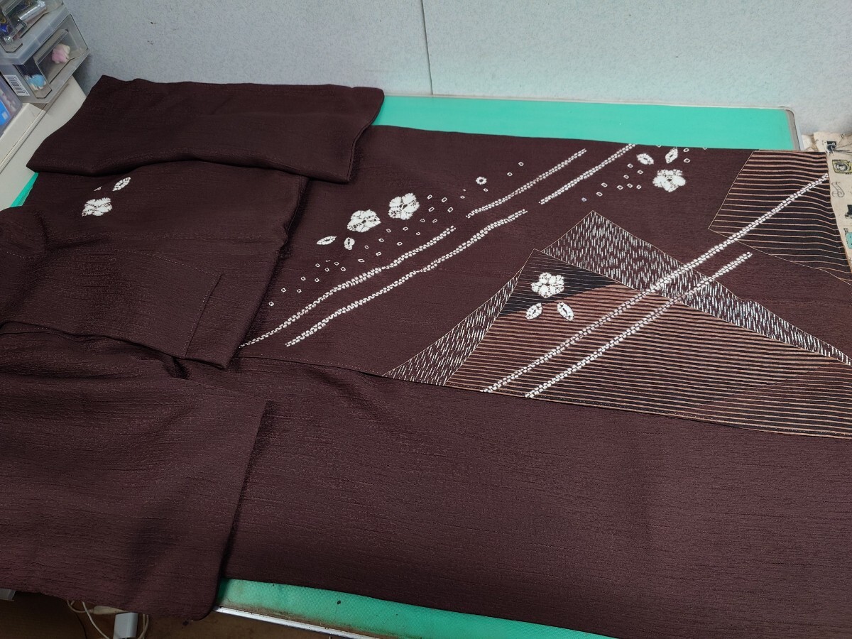 ●193 膨れ織り のような 茶色地 絞り 幾何学模様 近未来的 デザイン 素敵な 付下げ 訪問着 高級 正絹 着物 お茶会 観劇 ④拍卖