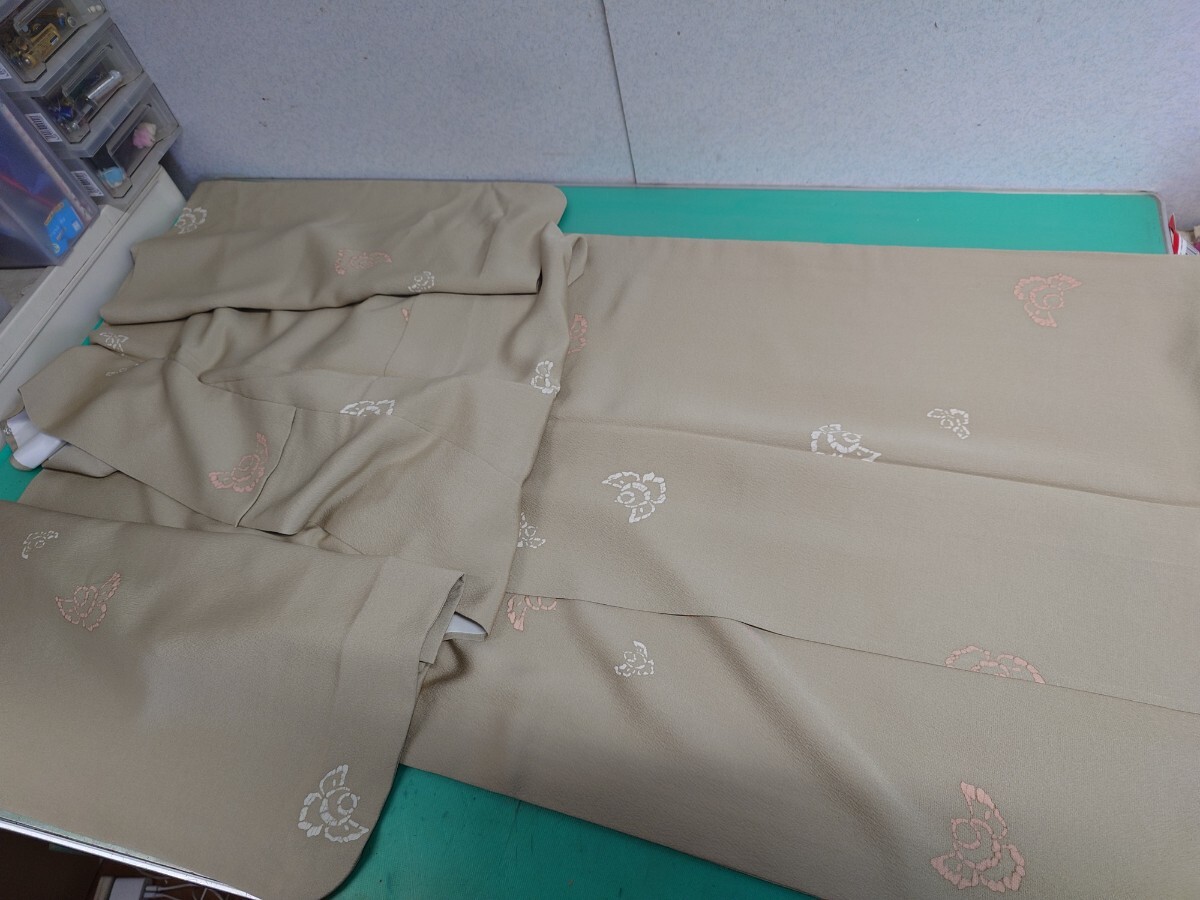 ●197 未使用品 縮緬 上品 お茶目 粋 小鳥 雀 ふくら雀 柄 小紋 高級 正絹 着物 くすみカラー ペールカーキ ④拍卖