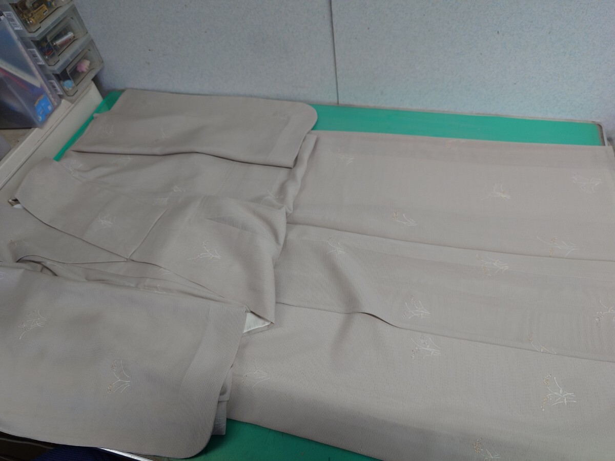 ●202 未使用品 美しい 絽 正絹 着物 ベージュ グレー 系 草花 茎花 葉 単子葉類 ススキ柄? 可愛い 柄模様 ④拍卖