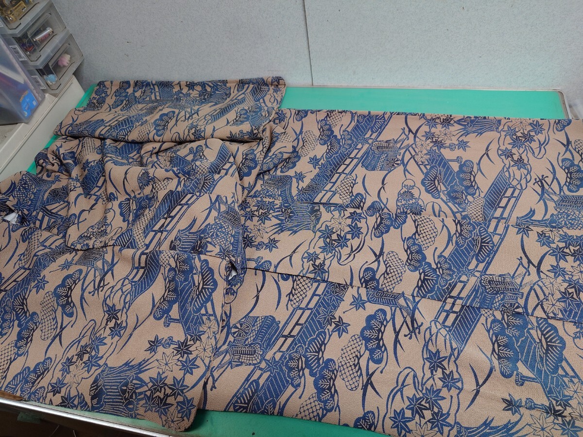 ●206 縮緬 正絹 小紋 御所車 松 椛 菊 菖蒲 渡り廊下 庭園 濃いベージュ 薄茶 系 紺 青 柄色 切り絵 風 エキゾチック 美しく素敵な 着物④拍卖