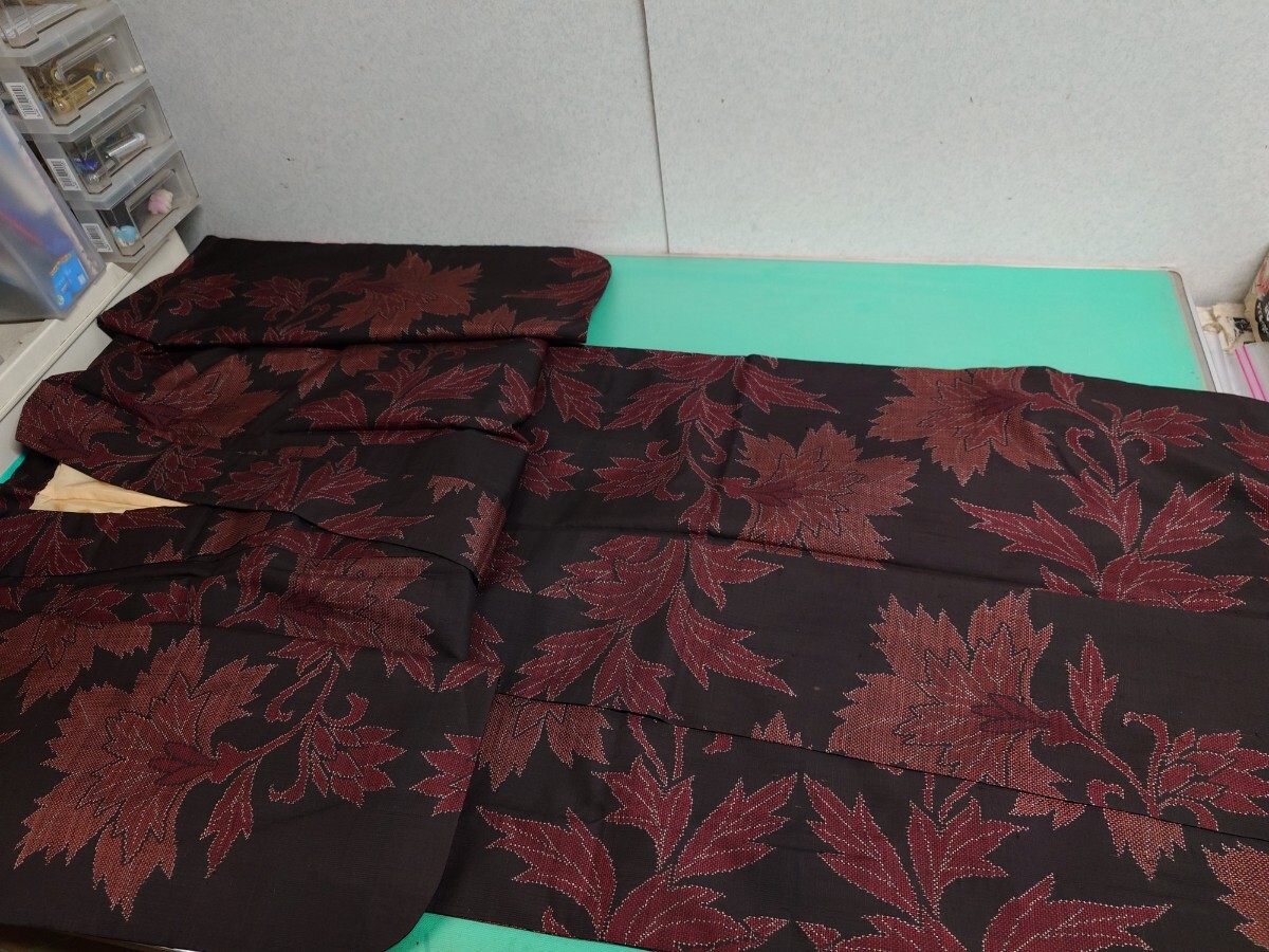 ●大53 大島紬 レトロ アンティーク モダン 大胆 素敵な 蔓花 赤 朱色 焦げ茶地 草花 大輪 可愛く オシャレ 紬 着物 長期保管品 ③拍卖