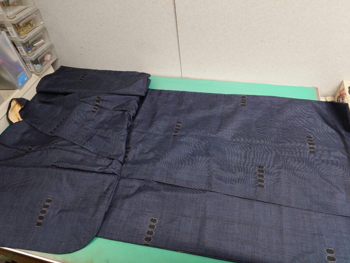 ●大54 大島紬 レトロ アンティーク モダン 粋 オシャレ 紺地 亀甲 5連 柄 紬 着物 長期保管品 ③拍卖