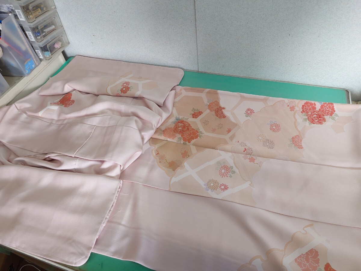 ●208 未使用品 ちりめん 縮緬 付け下げ 訪問着 正絹 可愛い 淡ピンク 牡丹 菊 梅 椛 入学式 卒業式 お茶会 パーティー 観劇 身丈160cm ①拍卖
