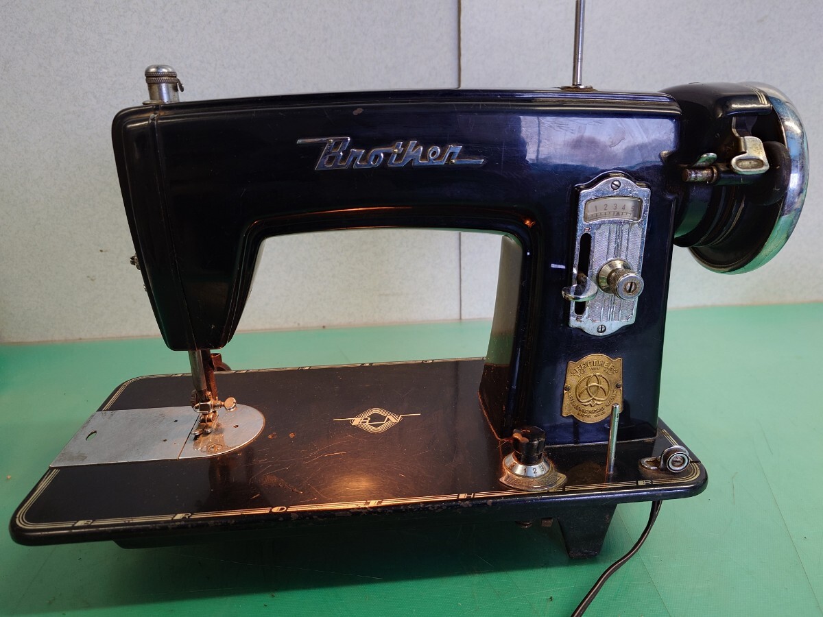 ●希少 アンティーク 当時物 BROTHER 黒ミシン マツダ電球 ベルニナ モデル(点灯確認済)職業 工業用 台取外し品 インテリア ディスプレイ③拍卖