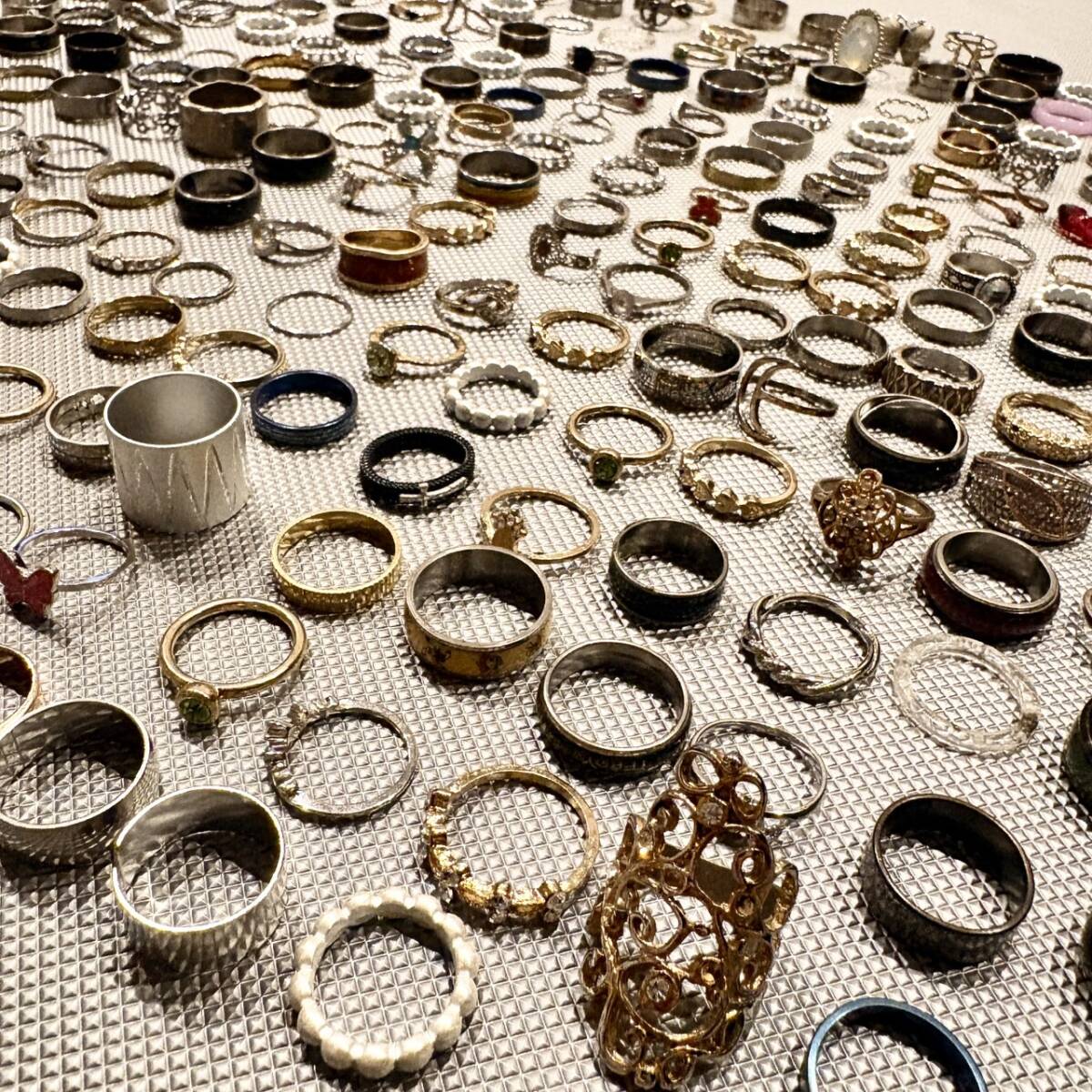 1円から 1129 豪華 超大量 リング 指輪 アクセサリー まとめ 300点以上 スリム 極太 金 ゴールド シルバー多数 多彩なデザイン セット売り拍卖