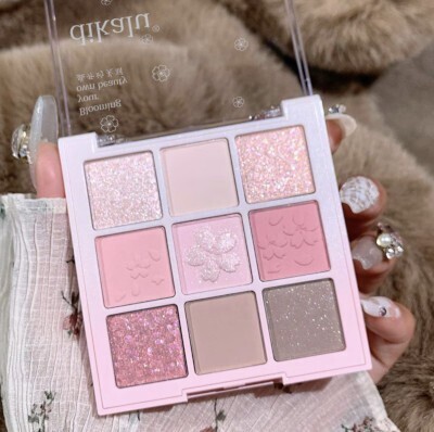 華やぐ桜花 アイシャドウ パレット ふんわり ピンク 濡れツヤ ハイライト 透け感マット 血色感 透明感 多幸感 大人かわいい拍卖