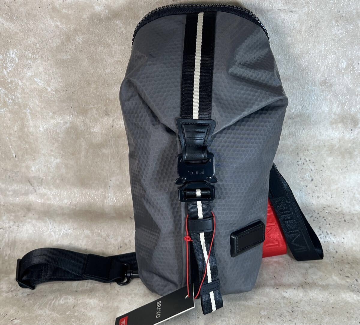 TUMI トゥミ ショルダーバッグ ボディバッグ 縦型 グレー 未使用拍卖