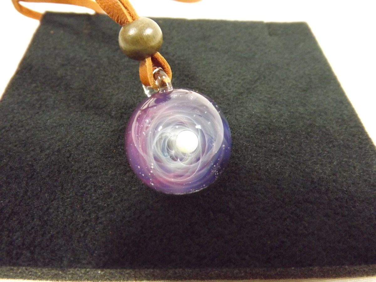 新品 PlusAlpha(プラスアルファ)+α 赤タイプ 宇宙グラス ホワイトオパール ペンダント ネックレス 宇宙でたった1つの作品拍卖